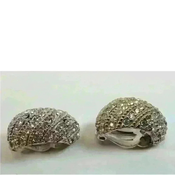 VINTAGE SPARKLING LES BERNARD SILVER TONE GLASS GEMS HALF HOOP CLIP ON EARRINGS - Picture 7 of 16